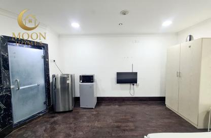 Apartment - Studio - 1 Bathroom for rent in Umm Ghwailina Comm - Umm Ghuwalina - Umm Ghuwailina - Doha
