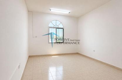 Apartment - 2 Bedrooms - 2 Bathrooms for rent in Umm Al Seneem Street - Ain Khaled - Doha