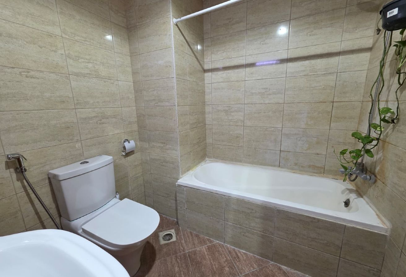 Studio Apartment in Fox Hills with Balcony thumbnail 3