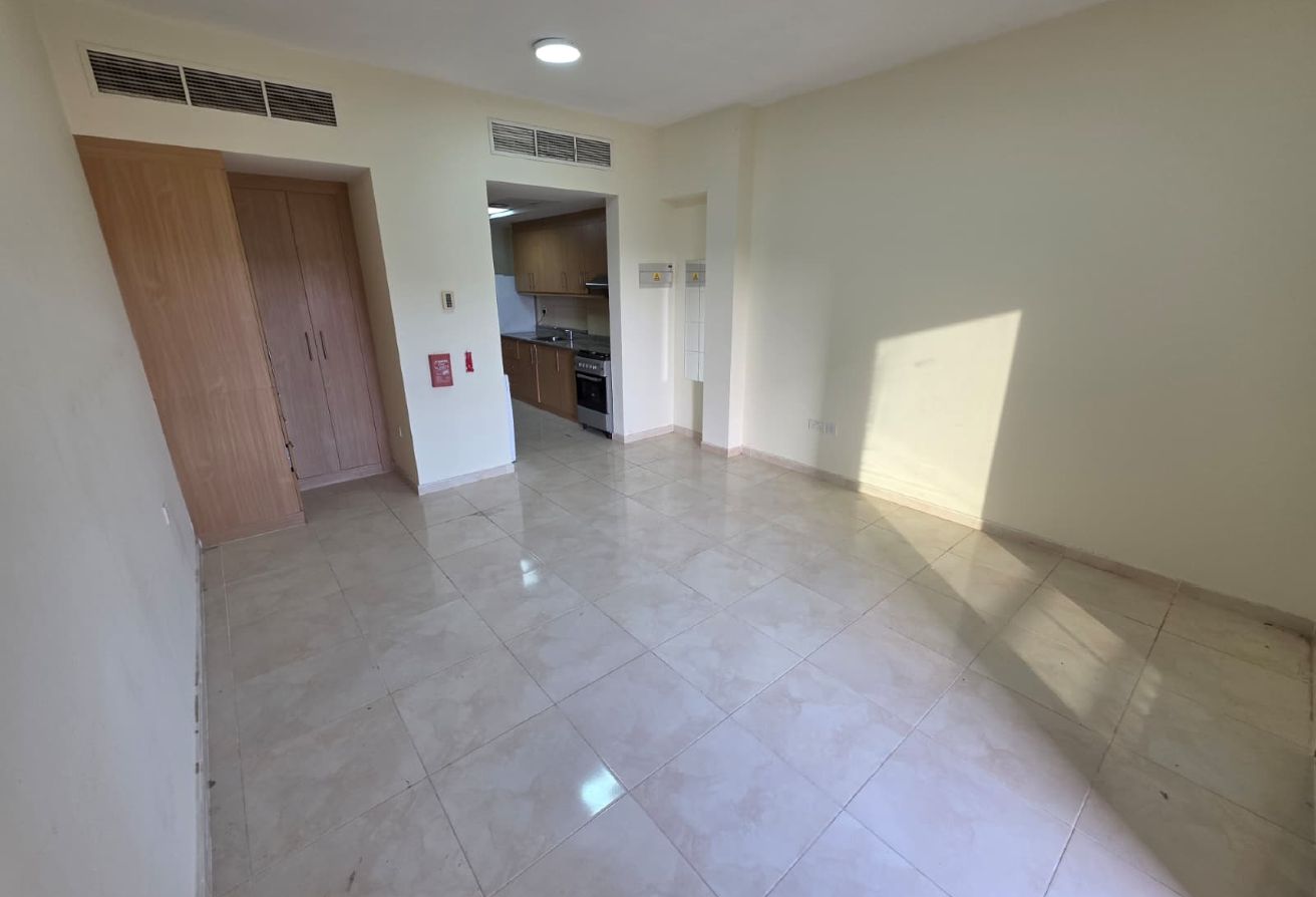 Studio Apartment in Fox Hills with Balcony thumbnail 7
