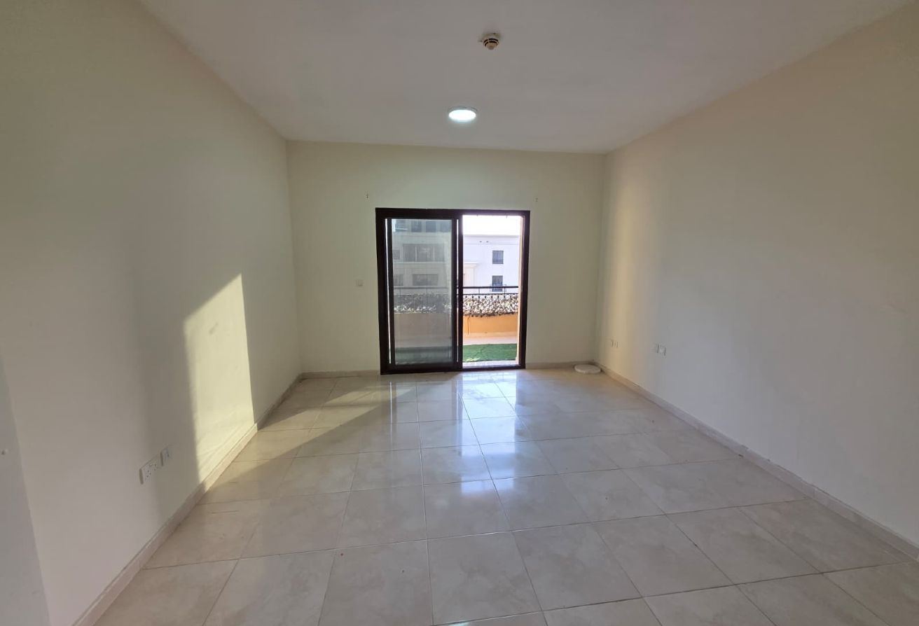 Studio Apartment in Fox Hills with Balcony thumbnail 5