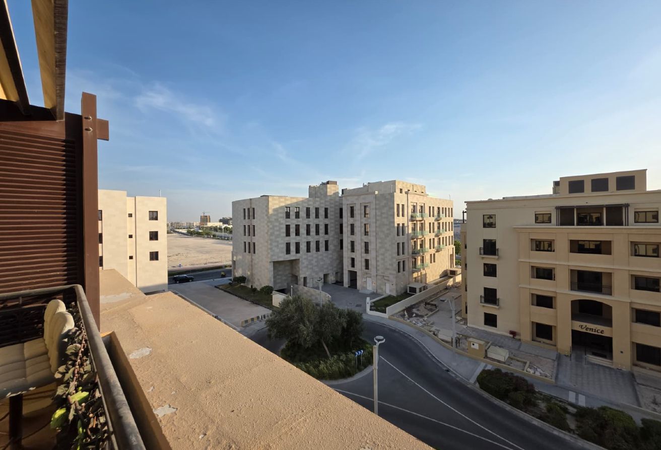 Studio Apartment in Fox Hills with Balcony thumbnail 9