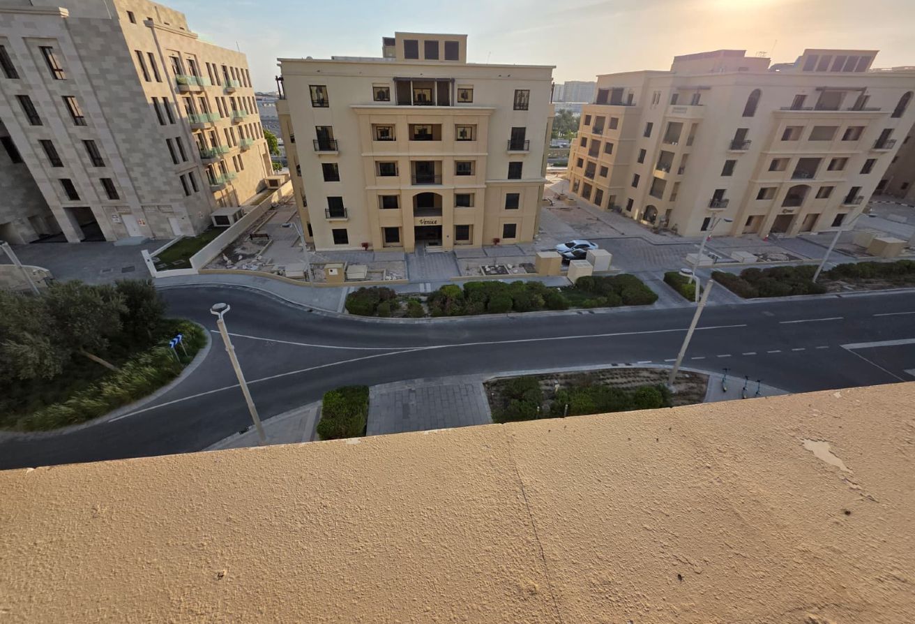 Studio Apartment in Fox Hills with Balcony thumbnail 11