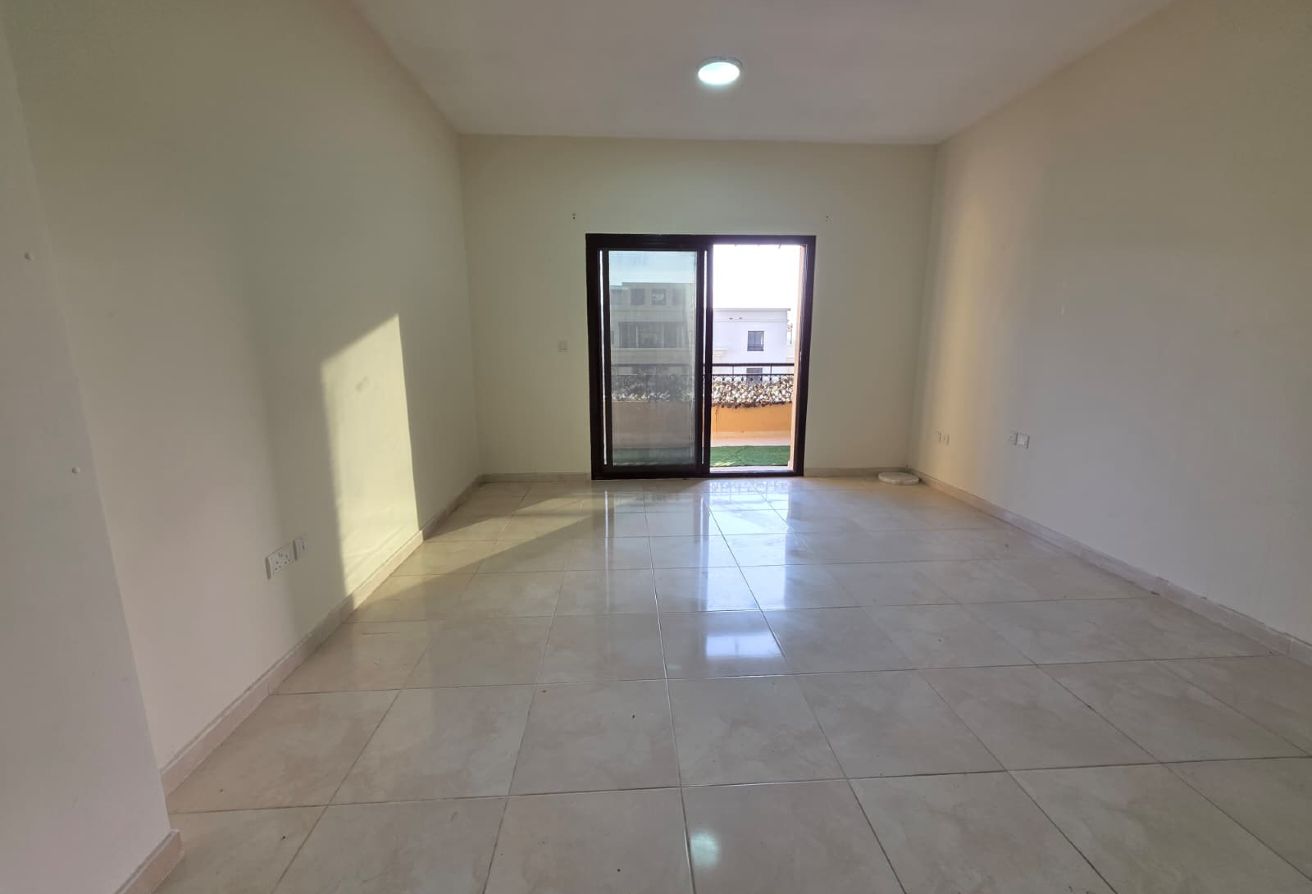 Studio Apartment in Fox Hills with Balcony thumbnail 2