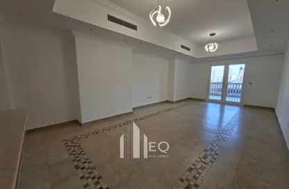 شقة - 2 غرف نوم - 3 حمامات للايجار في طريق بورتو الشرقي - بورتو أرابيا - جزيرة اللؤلؤة - الدوحة