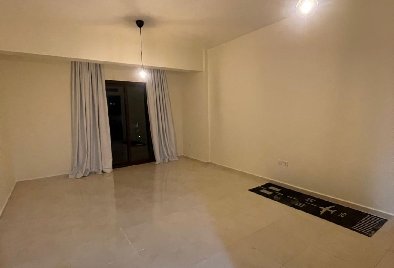 GOOD DEAL WITH TITLE DEED 1BEDROOM NEAR TO ALMEERA thumbnail 4