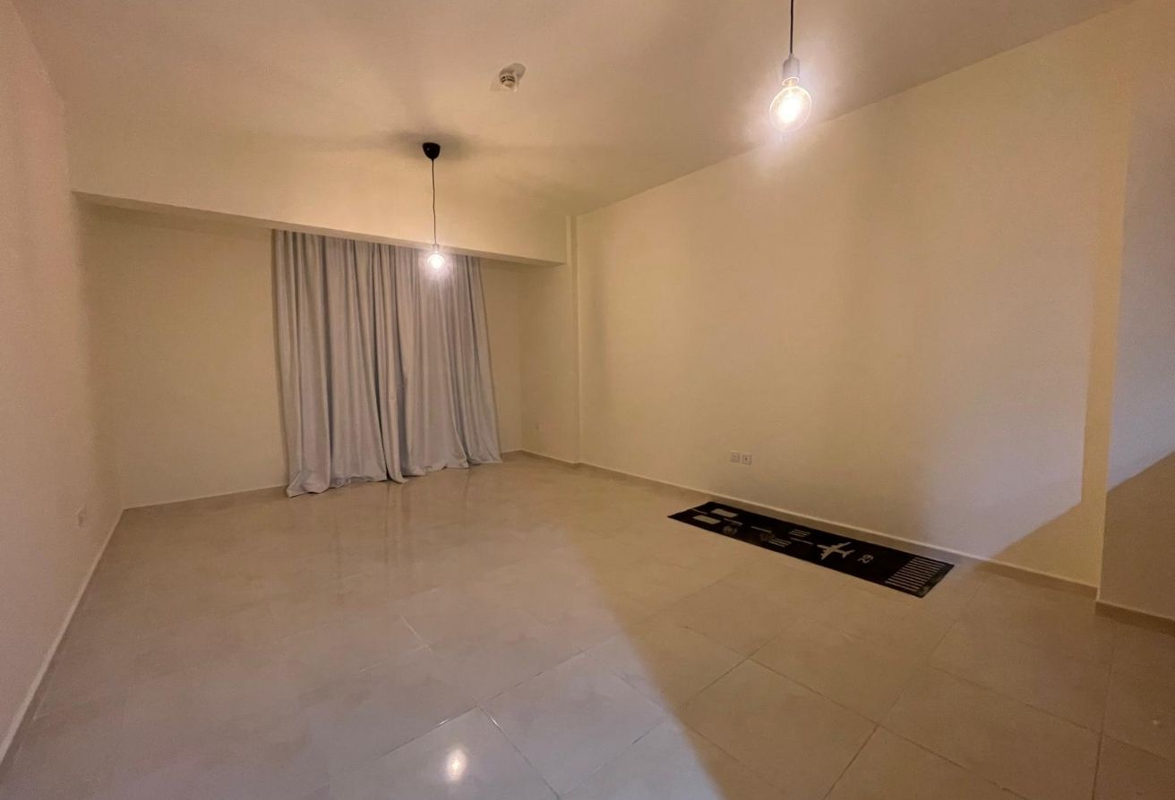 GOOD DEAL WITH TITLE DEED 1BEDROOM NEAR TO ALMEERA thumbnail 7