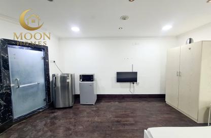 Apartment - Studio - 1 Bathroom for rent in Umm Ghwailina Comm - Umm Ghuwalina - Umm Ghuwailina - Doha