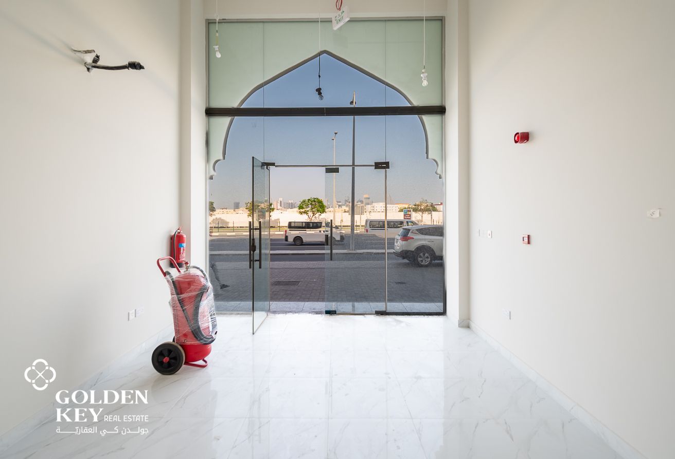 Open-Plan Retail Shop located in Markhiya