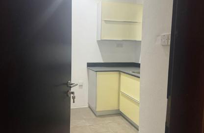 مجمع سكني - 3 غرف نوم - 3 حمامات للايجار في طريق سلوى - العزيزية - الدوحة