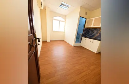 Compound - 1 Bathroom for rent in Bin Omran 35 - Fereej Bin Omran - Doha Compound - 1 Bathroom for rent in Bin Omran 35 - Fereej Bin Omran - Doha
