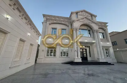 فيلا - 8 غرف نوم - 8 حمامات للبيع في الدفنة - الدفينة - الدوحة