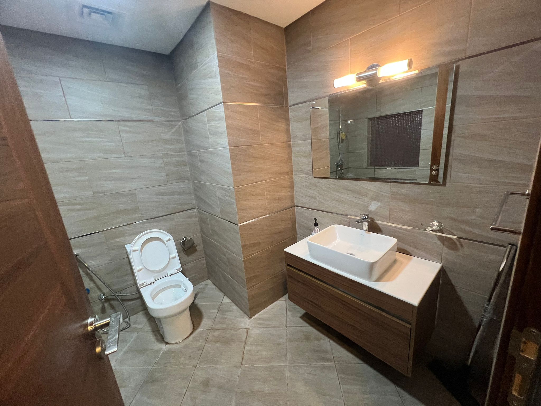 ELEGANT 2BEDROOM FULLY FURNISHED WITH BALCONY thumbnail 5