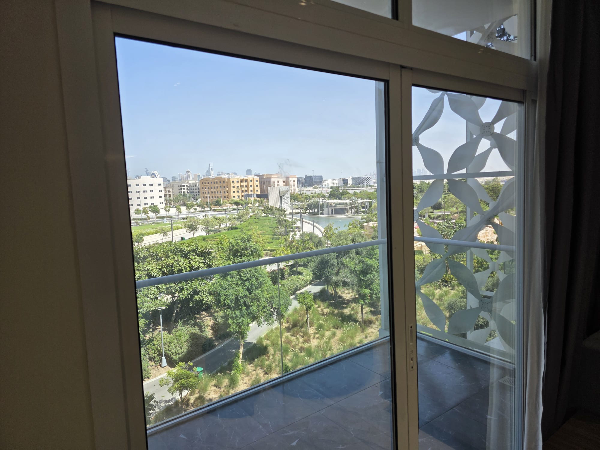 ELEGANT 2 BEDROOM WITH FULL CRESCENT PARK VIEW thumbnail 6