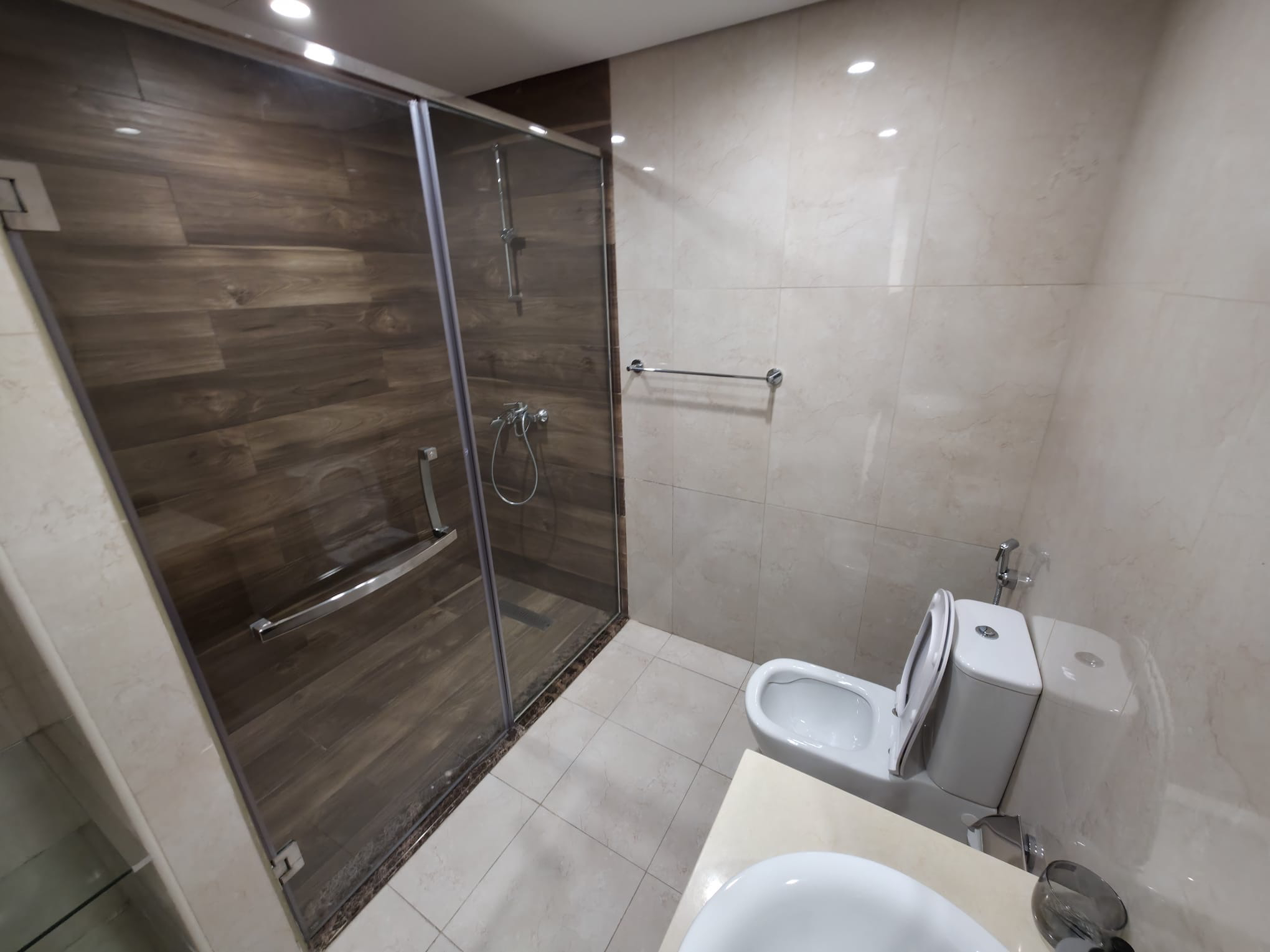 ELEGANT 2 BEDROOM WITH FULL CRESCENT PARK VIEW thumbnail 11