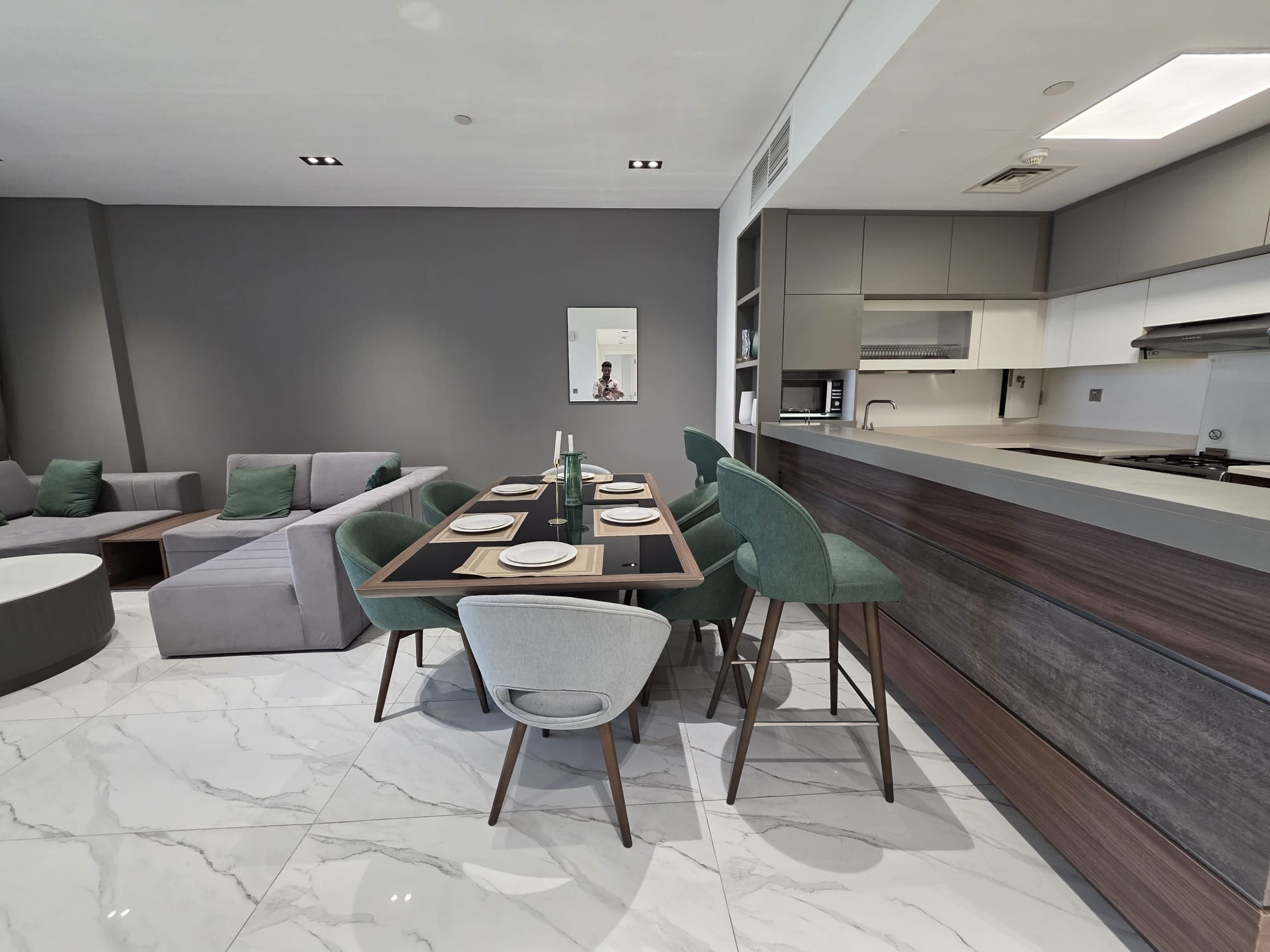 ELEGANT 2 BEDROOM WITH FULL CRESCENT PARK VIEW thumbnail 4