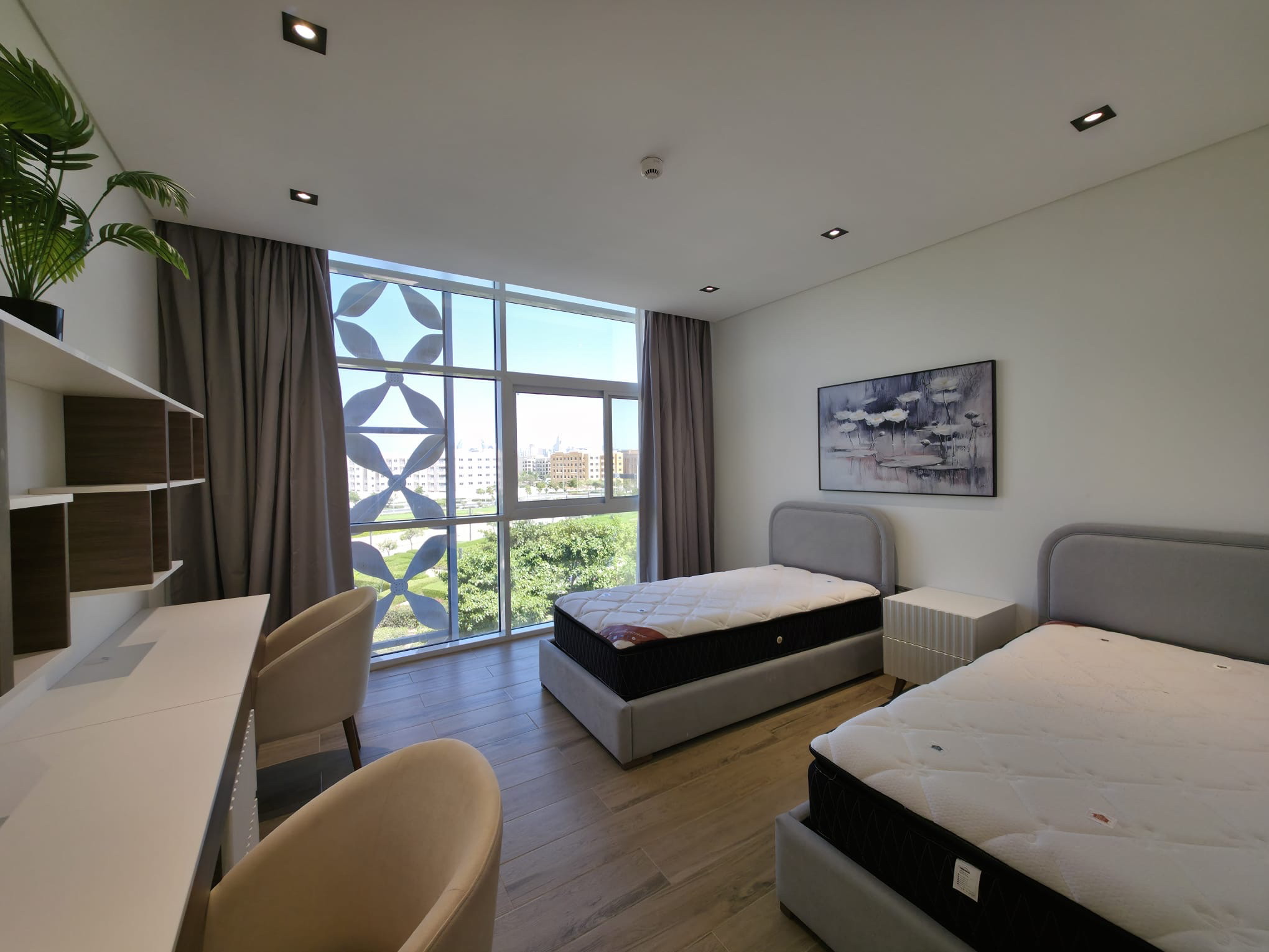 ELEGANT 2 BEDROOM WITH FULL CRESCENT PARK VIEW thumbnail 3