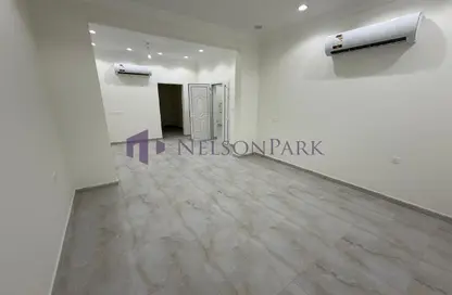 فيلا - 8 غرف نوم للبيع في شارع عنيزة - الحي الدبلوماسي - الدوحة