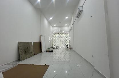 Shop - Studio - 1 Bathroom for rent in Bin Omran 46 - Fereej Bin Omran - Doha