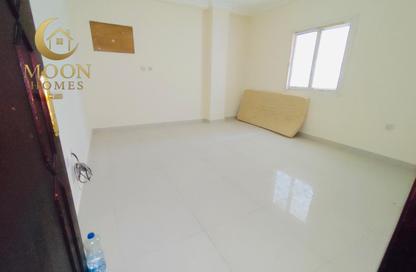 Apartment - 2 Bedrooms - 2 Bathrooms for rent in Umm Ghwailina Comm - Umm Ghuwalina - Umm Ghuwailina - Doha