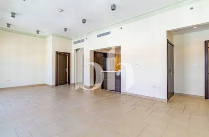 Apartment - 3 Bedrooms - 3 Bathrooms for rent in Carnaval - Qanat Quartier - The Pearl Island - Doha