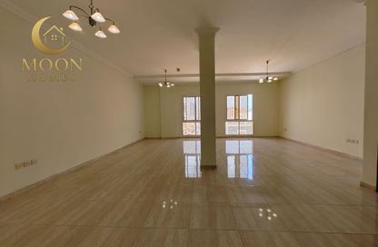 Apartment - 2 Bedrooms - 3 Bathrooms for rent in Umm Ghwailina Comm - Umm Ghuwalina - Umm Ghuwailina - Doha