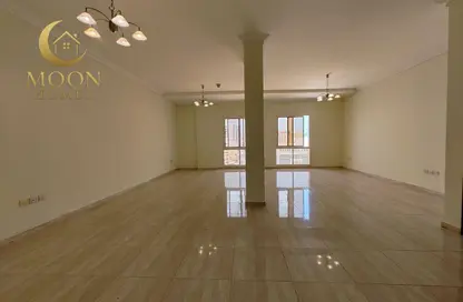 Apartment - 2 Bedrooms - 3 Bathrooms for rent in Umm Ghwailina Comm - Umm Ghuwalina - Umm Ghuwailina - Doha