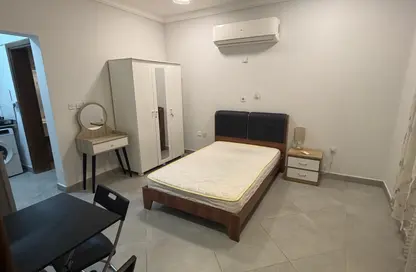 Apartment - 1 Bathroom for rent in Umm Qarn - Al Daayen